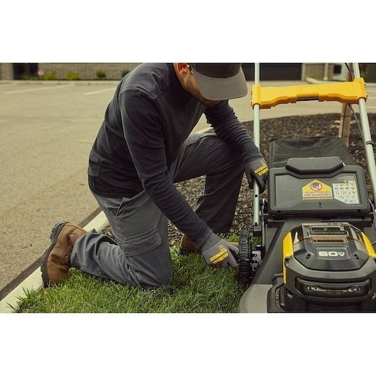 239 DeWalt 60V MAX 21″ Brushless RWD Self-Propelled Mower Kit DCMWSP700Y2