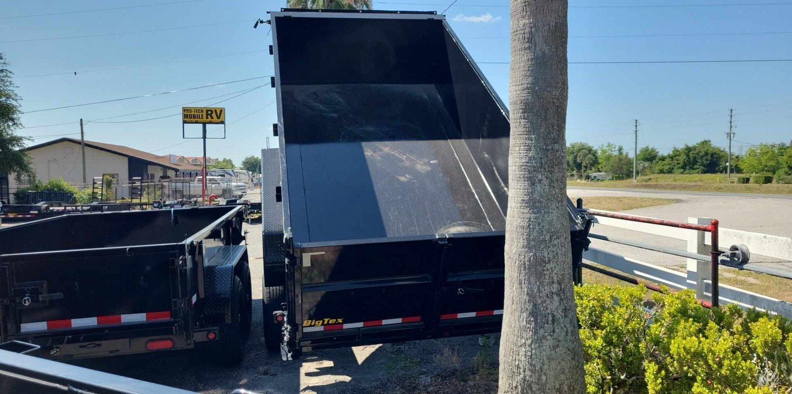 438083383_2630641137116237_5220177039126359965_n 14 Foot Big Tex Heavy Duty Low Profile with Spreader Gate Black Dump Trailer (14LP-14BK6-P3)