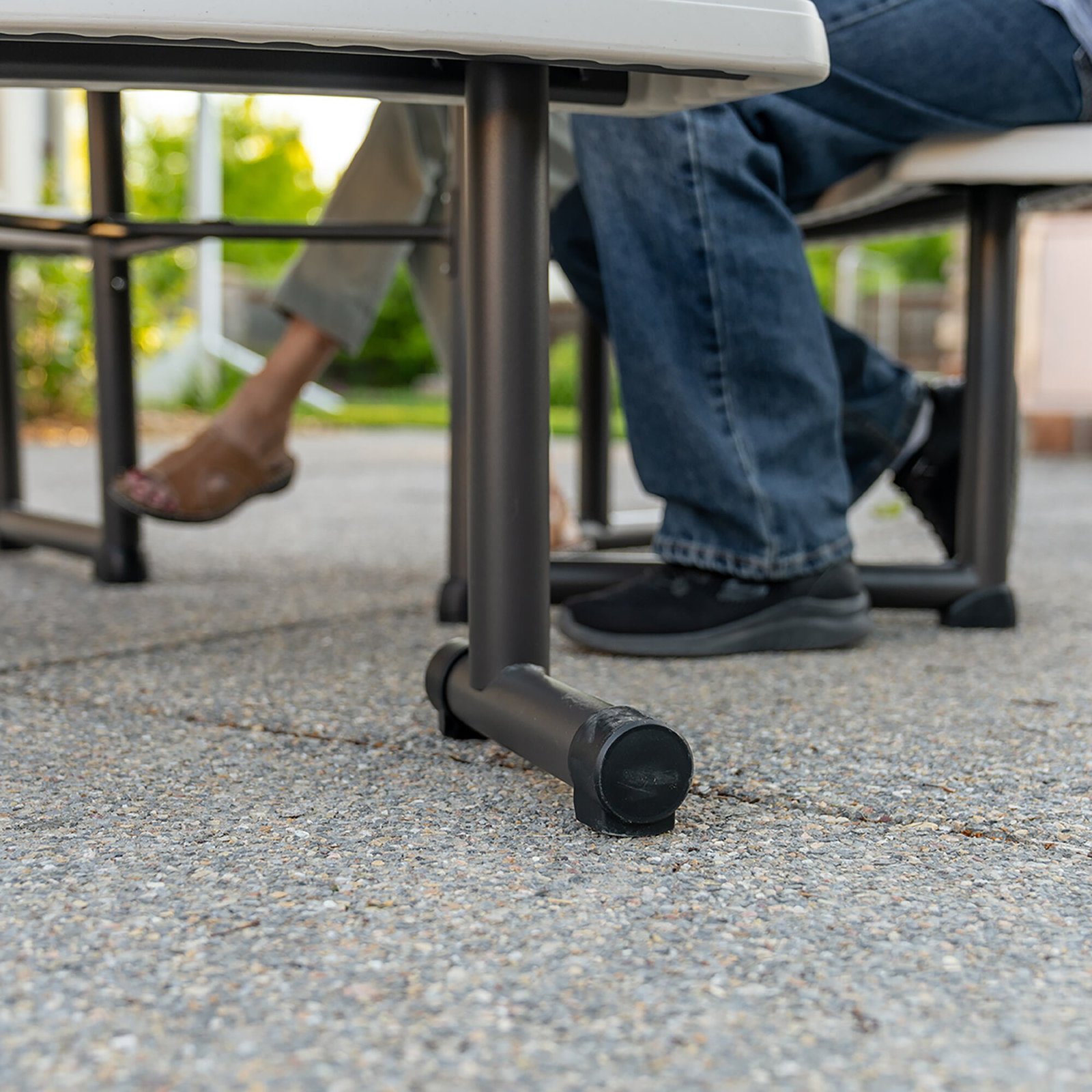 9f2fb264-318f-4067-802d-f1eab5d3170d Lifetime 44-Inch Round Picnic Table