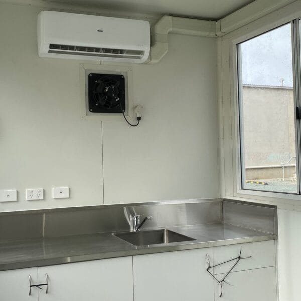 premiershippingcontainers_1633559635_2678814835091113485_4553681639-600x600-1-1 20′ standard single use container with glass windows and AC